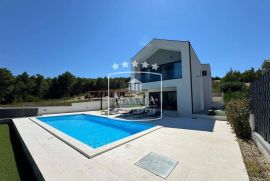 Pridraga - dominantna villa 232m2 prvi red do mora!! 980000€, Novigrad, Σπίτι