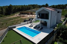 Pridraga - dominantna villa 232m2 prvi red do mora!! 980000€, Novigrad, House