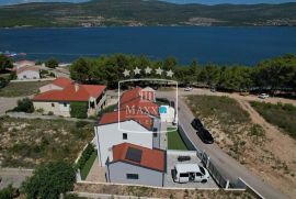 Pridraga - dominantna villa 232m2 prvi red do mora!! 980000€, Novigrad, Casa