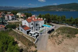 Pridraga - dominantna villa 232m2 prvi red do mora!! 980000€, Novigrad, House