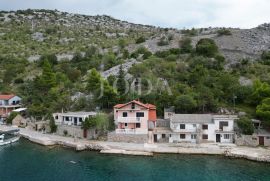 Lukovo Šugarje kuća prvi red do mora, Karlobag, Maison