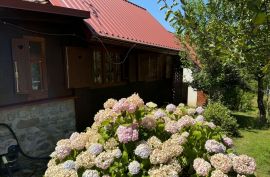 Izvor rijeke Kupe, dvije kuće za prodaju, Delnice, Kuća