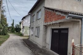 Centar Topuskog, kuća s 2 stana i garažom, Topusko, House