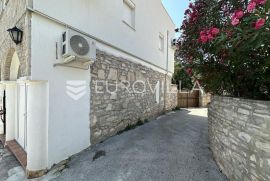 Istra, Medulin samostojeća kuća NKP 130 m2 s prekrasnom krovnom terasom i pogledom more, Medulin, House