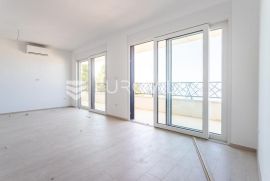 Makarska, moderan trosoban stan s prostranom terasom NKP 89, 20 m2, Makarska, Stan