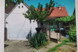 Kuća u Batajnici sa velikim placem, Zemun, House