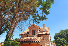 Renovirana kamena kuća na otoku Zlarinu, Šibenik - Okolica, Ev