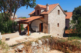 Renovirana kamena kuća na otoku Zlarinu, Šibenik - Okolica, Casa