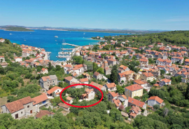 Renovirana kamena kuća na otoku Zlarinu, Šibenik - Okolica, Famiglia