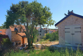 Renovirana kamena kuća na otoku Zlarinu, Šibenik - Okolica, Дом