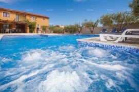 Vila Prodaje se prekrasna vila sa bazenom u Banjolama, Medulin, Kuća