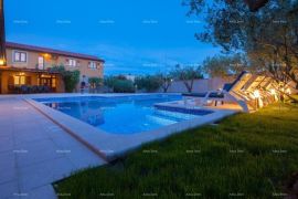 Vila Prodaje se prekrasna vila sa bazenom u Banjolama, Medulin, Ev