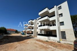 APARTMANI U KOMPLEKSU STAMBENIH ZGRADA U NOVOGRADNJI, 200 m OD MORA - VIR, Vir, Διαμέρισμα