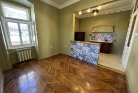 Duplex kuća i poslovni prostor u centru grada, Pula, Istra, Pula, House