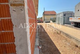 KUĆA PRIZEMNICA S DVA APARTMANA, ROH BAU, SUKOŠAN - ZADAR, Sukošan, بيت