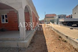 KUĆA PRIZEMNICA S DVA APARTMANA, ROH BAU, SUKOŠAN - ZADAR, Sukošan, بيت