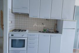 OTOK KRK, SOLINE - Apartman na dvije etaže, krovna terasa, vlastiti parking, samo 60 metara od mora, Dobrinj, Appartment