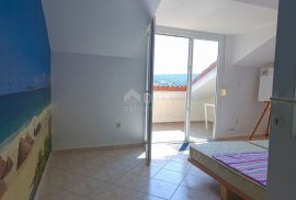 OTOK KRK, SOLINE - Apartman na dvije etaže, krovna terasa, vlastiti parking, samo 60 metara od mora, Dobrinj, Flat