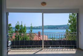 OTOK KRK, SOLINE - Apartman na dvije etaže, krovna terasa, vlastiti parking, samo 60 metara od mora, Dobrinj, Daire