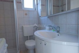 OTOK KRK, SOLINE - Apartman na dvije etaže, krovna terasa, vlastiti parking, samo 60 metara od mora, Dobrinj, Flat