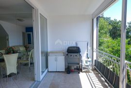 OTOK KRK, SOLINE - Apartman na dvije etaže, krovna terasa, vlastiti parking, samo 60 metara od mora, Dobrinj, Appartment