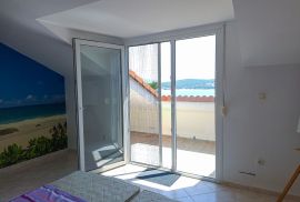 OTOK KRK, SOLINE - Apartman na dvije etaže, krovna terasa, vlastiti parking, samo 60 metara od mora, Dobrinj, Apartamento