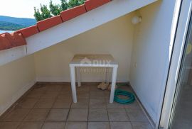 OTOK KRK, SOLINE - Apartman na dvije etaže, krovna terasa, vlastiti parking, samo 60 metara od mora, Dobrinj, Flat