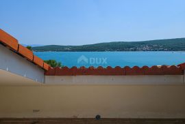 OTOK KRK, SOLINE - Apartman na dvije etaže, krovna terasa, vlastiti parking, samo 60 metara od mora, Dobrinj, Appartement