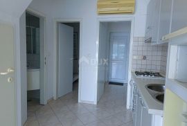 OTOK KRK, SOLINE - Apartman na dvije etaže, krovna terasa, vlastiti parking, samo 60 metara od mora, Dobrinj, Appartment