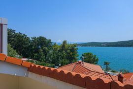 OTOK KRK, SOLINE - Apartman na dvije etaže, krovna terasa, vlastiti parking, samo 60 metara od mora, Dobrinj, Appartment