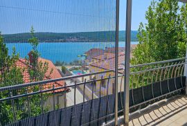 OTOK KRK, SOLINE - Apartman na dvije etaže, krovna terasa, vlastiti parking, samo 60 metara od mora, Dobrinj, Appartment