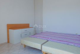 OTOK KRK, SOLINE - Apartman na dvije etaže, krovna terasa, vlastiti parking, samo 60 metara od mora, Dobrinj, Flat