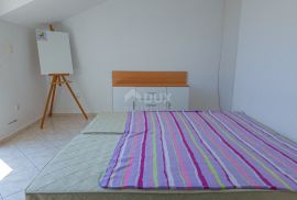 OTOK KRK, SOLINE - Apartman na dvije etaže, krovna terasa, vlastiti parking, samo 60 metara od mora, Dobrinj, Appartment