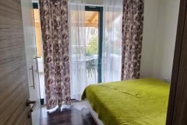 OTOK KRK, GRAD KRK - Apartman u prizemlju sa terasom i vrtom, Krk, Appartment