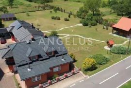 Sisak, Gornji Hrastovac – kuće 620 m2 na imanju 37.400 m2, Majur, Haus