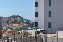 TRIBUNJ, novogradnja, prizemlje + vrt 50 m2, 500 m do mora, Tribunj, Διαμέρισμα