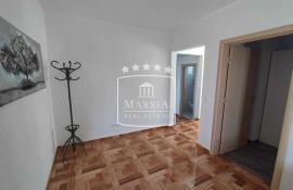 Gornji Karin - kuća 280 m2 sa garažom i bazenom! PRILIKA! 350000€, Obrovac, House