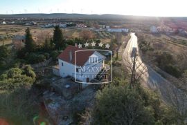 Pridraga - kuća 158m2 s dva stana i velikim dvorištem! 199000€, Novigrad, Haus