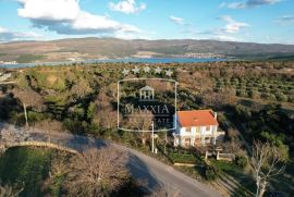 Pridraga - kuća 158m2 s dva stana i velikim dvorištem! 199000€, Novigrad, House