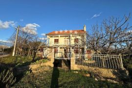 Pridraga - kuća 158m2 s dva stana i velikim dvorištem! 199000€, Novigrad, Ev