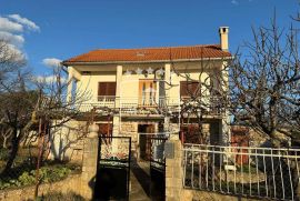 Pridraga - kuća 158m2 s dva stana i velikim dvorištem! 199000€, Novigrad, Ev