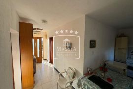 Pridraga - kuća 158m2 s dva stana i velikim dvorištem! 199000€, Novigrad, House