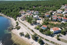 Pridraga - kuća 158m2 s dva stana i velikim dvorištem! 199000€, Novigrad, Haus