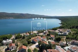 Pridraga - kuća 158m2 s dva stana i velikim dvorištem! 199000€, Novigrad, House