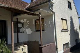 Seosko imanje sa kućom, okućnicom i zemljištem, Šandrovac, House