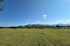 SEOSKO IMANJE U OAZI PRIRODE I TIŠINE , PAZARIŠTE 3600M2, Gospić - Okolica, Famiglia