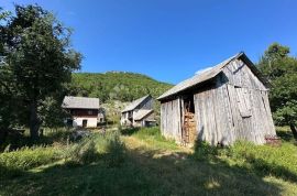 SEOSKO IMANJE U OAZI PRIRODE I TIŠINE , PAZARIŠTE 3600M2, Gospić - Okolica, Famiglia