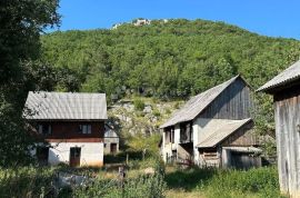 SEOSKO IMANJE U OAZI PRIRODE I TIŠINE , PAZARIŠTE 3600M2, Gospić - Okolica, Famiglia