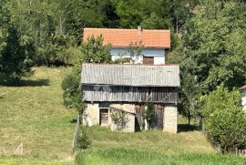 SEOSKO IMANJE S DVA POMOĆNA OBJEKTA I 3800M2 ZEMLJIŠTA, Gospić - Okolica, Ev