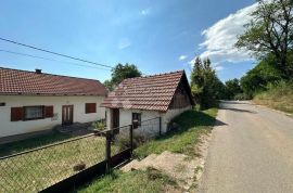 SEOSKO IMANJE S DVA POMOĆNA OBJEKTA I 3800M2 ZEMLJIŠTA, Gospić - Okolica, House